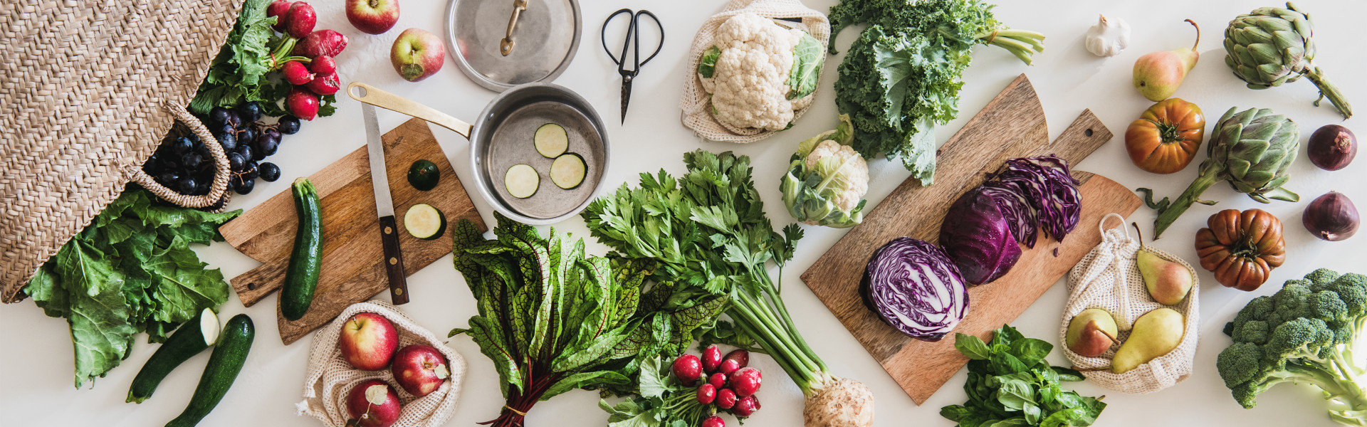 Tisch mit Verschiedenen Speisen und Salaten